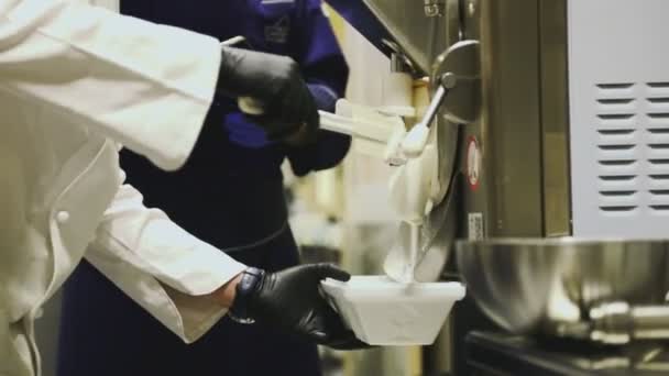 Cozinhar Sorvete Gelato Com Uma Parte Usar Uma Máquina — Vídeo de Stock