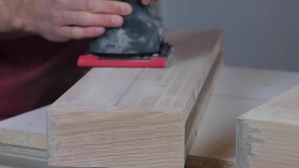 Fertig Schleifen Der Holzfüllstoff Auf Schwimmenden Regalen Aus Holz Vorbereitung — Stockvideo