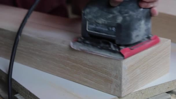 Afwerking Schuren Van Het Hout Vulmiddel Houten Drijvende Planken Voorbereiding — Stockvideo