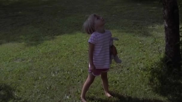 Roztomilý Letní Dívka Dívající Kamery Odcházející Postojem Zpomalený Pohyb — Stock video