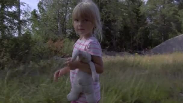 Filmový Nízký Úhel Mladé Plaché Dívky Plyšovým Medvídkem Plyšové Zvíře — Stock video