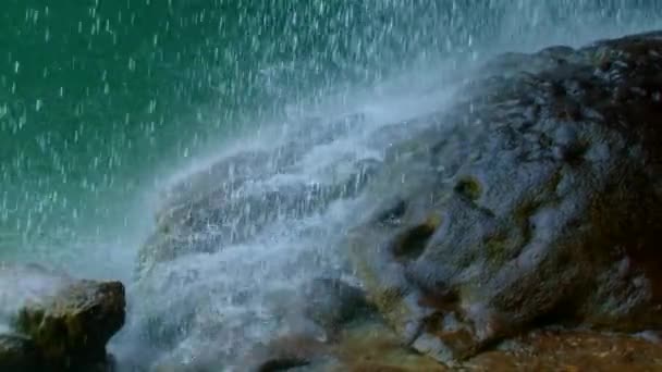 Νερό Χτυπά Βράχια Στο Hamilton Pool Preserve Στο Dripping Springs — Αρχείο Βίντεο