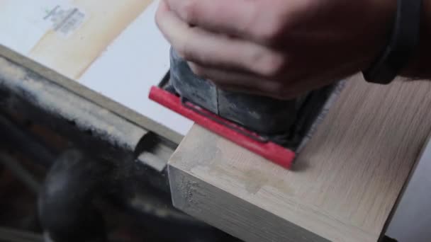 Fertig Schleifen Der Holzfüllstoff Auf Schwimmenden Regalen Aus Holz Vorbereitung — Stockvideo