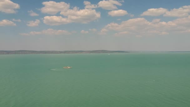 Nava Pornește Mijlocul Lacului Balaton Ungaria Europa Înregistrată Dronă Dji — Videoclip de stoc