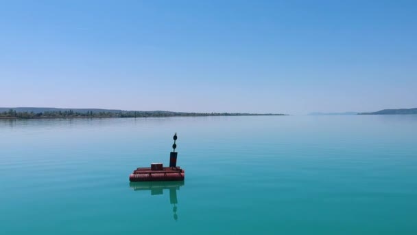 Red Bouy Jezera Balaton Maďarsko Siofok Nahráno Dji Dronem 1080P — Stock video