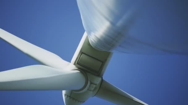 Middag Onder Perspectief Staande Beelden Van Een Windturbinemachine Zijn Draaiende — Stockvideo