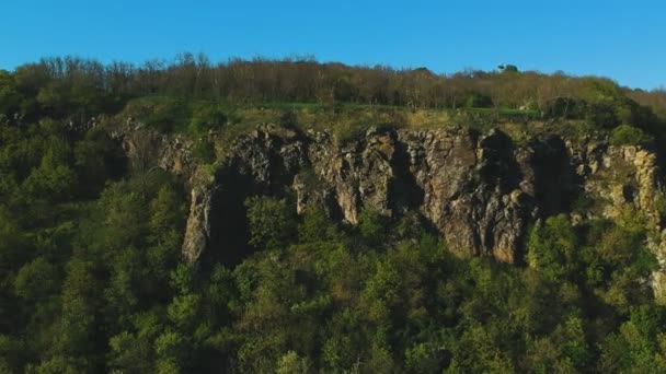 Tarde Hacia Arriba Movimiento Drone Vista Cerca Pedregosa Rocosa Ladera — Vídeo de stock