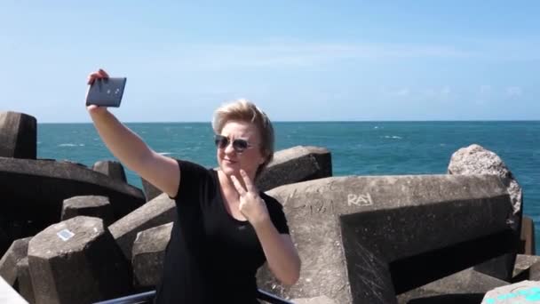 Ung Kvinna Tar Selfie Mobiltelefon Piren Med Havet Bakgrunden — Stockvideo