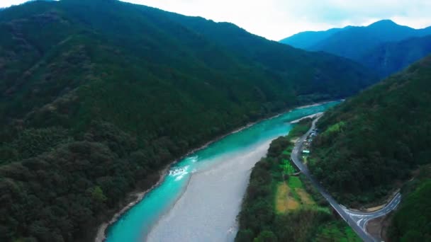 Mała Wioska Japonii Wzdłuż Pięknej Rzeki — Wideo stockowe