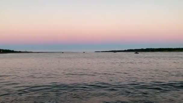 Łodzie Rybackie Wypływające Zatoce Wschodzie Słońca — Wideo stockowe