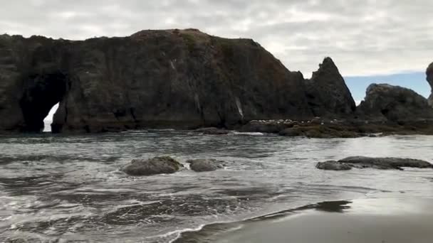 Montones Mar Islotes Con Cueva Bandon Oregon — Vídeos de Stock