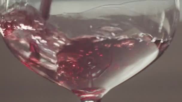 Acercamiento Pinot Noir Vertido Vidrio Girando Lentamente Alrededor Cámara Lenta — Vídeo de stock