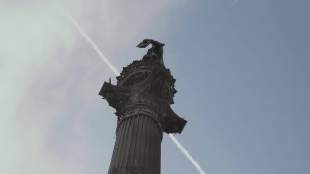 Socha Kryštofa Kolumba Velkou Modrou Oblohou Oblačnou Stezkou Letadla Barceloně — Stock video