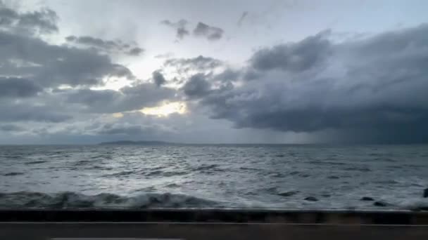 Fale Zderzają Się Skałami Słońce Spogląda Przez Chmury Tło Morze — Wideo stockowe