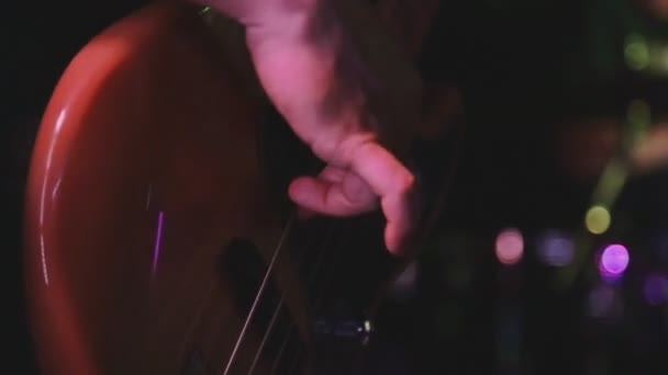 Uomo Che Impallidisce Una Chitarra Elettrica Gibson Altra Prospettiva — Video Stock