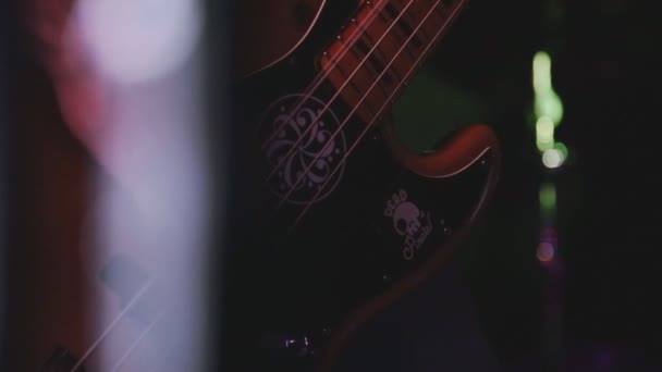 Homem Empalidecendo Uma Guitarra Elétrica Gibson — Vídeo de Stock