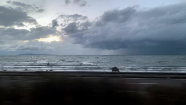 Sol Asoma Través Las Nubes Tormentas Fondo Mar Cielo Puesta — Vídeo de stock