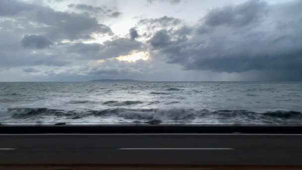 海の上に嵐の雲 背景の太陽 空と日没 高速移動 スローモーション カメラのドリーの動き 角度中立的 極端な長距離撮影 60Fps 2018年10月30日 — ストック動画