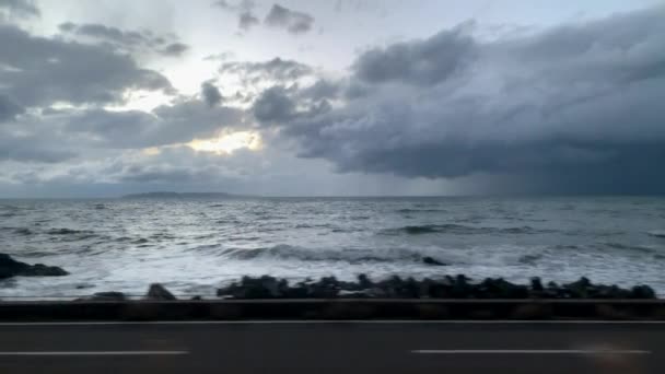 Ondas Colidem Contra Rochas Costa Fundo Mar Céu Pôr Sol — Vídeo de Stock