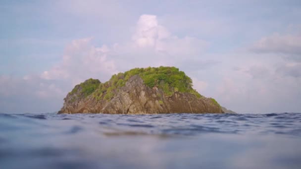 以岛屿为背景的海洋表面 慢动作涌来的波浪 — 图库视频影像