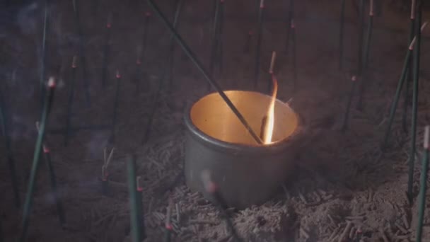 Verlichting Wierook Binnen Traditionele Japanse Tempel Slow Motion — Stockvideo