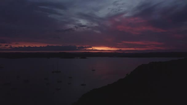 Aerial Shot Sun Setting Russell Bay Islands Boats Anchor Water — Vídeos de Stock