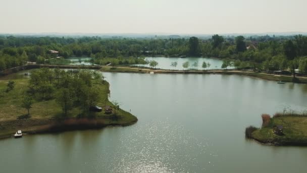 Alta Altitude Panning Imagens Areiais Lago Pesca Seu Ambiente — Vídeo de Stock