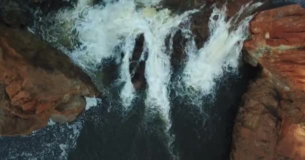 Пена Водопад Воды Между Скалами — стоковое видео