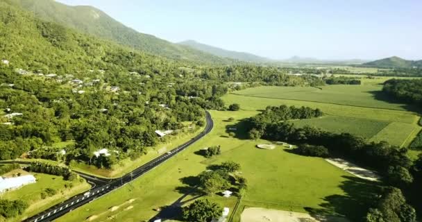 Vedere Aeriană Autostrăzii Care Trece Prin Dealuri Pășuni — Videoclip de stoc