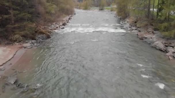 Flygbilder Från Liten Stad Med Flod Austriska Alperna Slden Österrike — Stockvideo