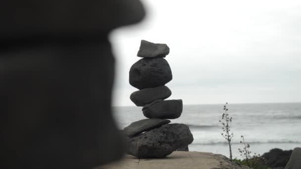 海の近くに積み上げられた石の山 — ストック動画