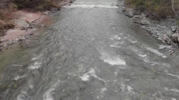 Zdjęcia Lotnicze Małego Miasteczka Rzeką Austriackich Alpach Slden Austria — Wideo stockowe