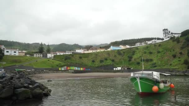 Groene Boot Het Water Porto Formoso Haven Azores — Stockvideo