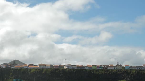 Casas Coloridas Perto Penhasco Nos Açores — Vídeo de Stock