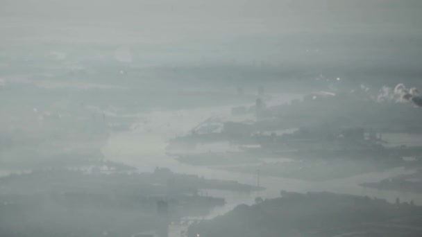 Vista Aérea Ciudad Industrial Smog Con Río Fábricas — Vídeos de Stock