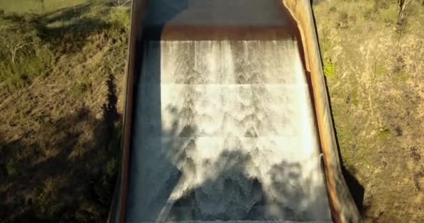 オーストラリアのモンデュラン湖でのダムの空中ビュー — ストック動画