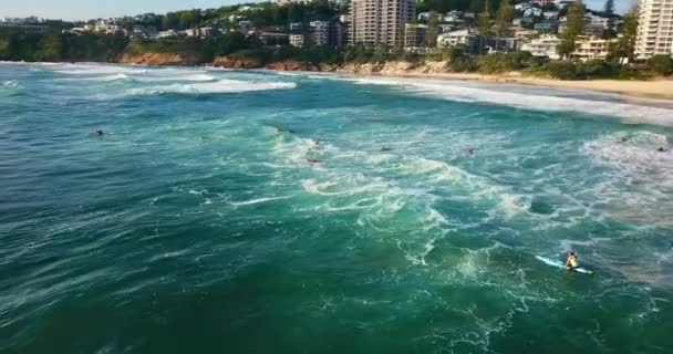 Surfer Auf Dem Meer Bei Ihrer Surfstunde — Stockvideo