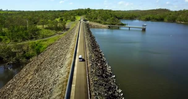 Камперван Идет Через Плотину Дороги — стоковое видео
