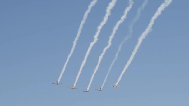Cinco Aviones Guerra Antiguos Vuelan Formación Dejando Rastros Cielo Azul — Vídeos de Stock