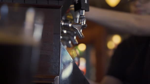 Onscherp Bier Gieten Een Pub — Stockvideo