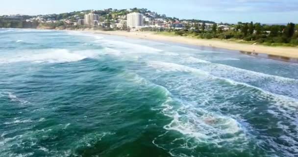 Вид Повітря Зроблений Безпілотником Літає Над Морськими Хвилями Падають Пляж — стокове відео