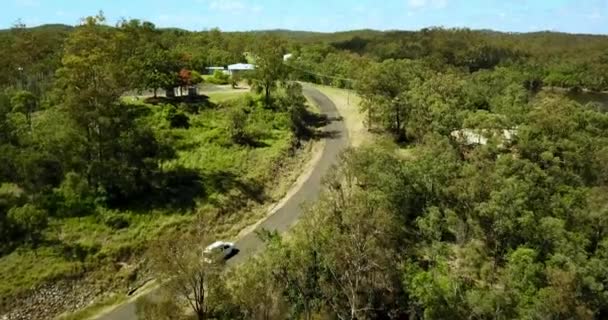 Campervan Wjeżdża Wzgórze Zielonej Scenerii Drzew Eukaliptusowych — Wideo stockowe