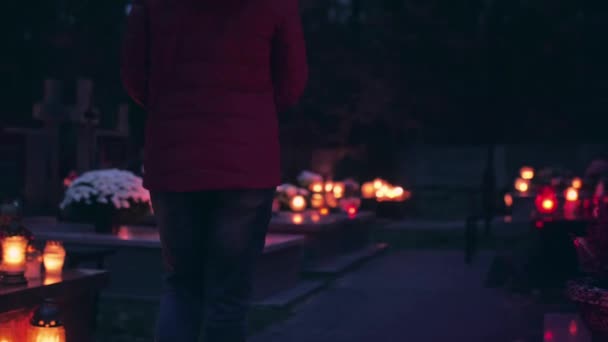 Frau Läuft Nachts Über Friedhof Kerzen Leuchten Dunkeln — Stockvideo
