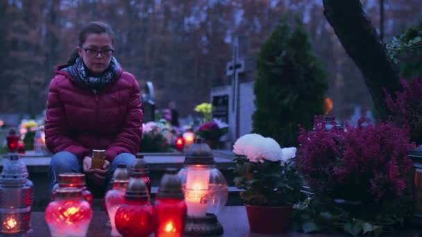 Frau Trauer Einem Grab Das Von Brennenden Grabkerzen Angezündet Wird — Stockvideo