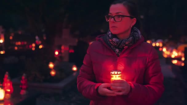 Kobieta Odwiedza Cmentarz Nocy Trzymając Płonącą Świecę — Wideo stockowe