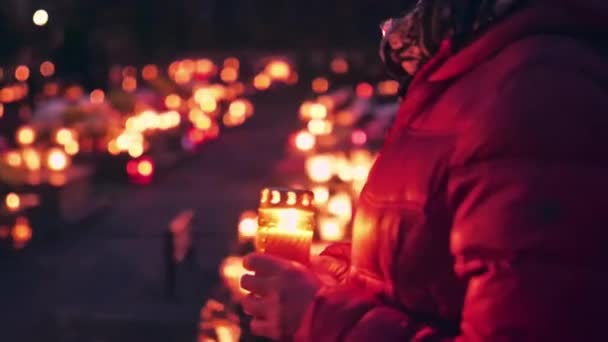 Vrouw Met Brandende Kaars Die Nachts Door Het Kerkhof Loopt — Stockvideo