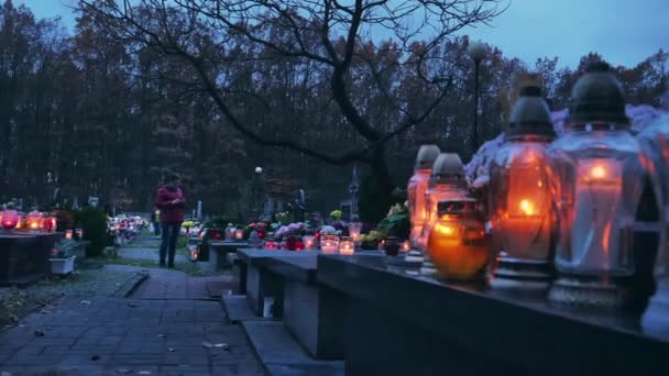 Frau Steht Abends Auf Einem Friedhof — Stockvideo