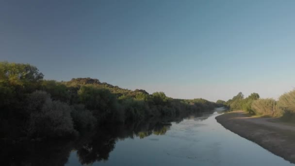 Drone Tiro Rio Calmo Cercado Por Árvores Durante Pôr Sol — Vídeo de Stock