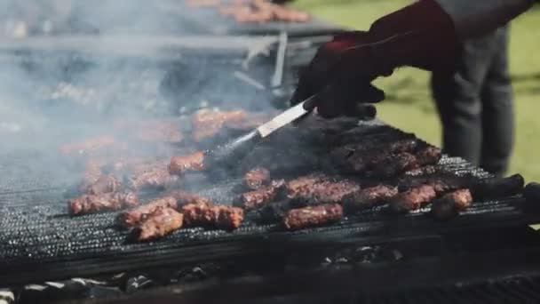 Hornear Algunas Carnes Una Rejilla Muy Brillante — Vídeos de Stock