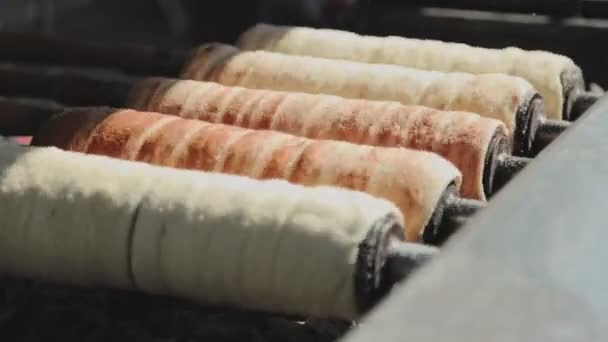 Momento Dentro Fuera Foco Algunos Pasteles Chimenea Húngaros Giratorios Horneados — Vídeo de stock